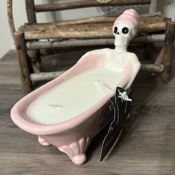 NEW Skull & Bones Skeleton in a Pink Bathtub Summerween Halloween Candle - Picture 2 of 13